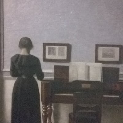 Interiör med piano och kvinna klädd i svart, Strandgade 30 (1901) Vilhelm Hammershøi
