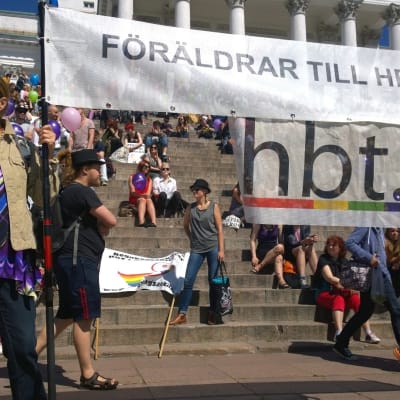 Deltagare i Prideparaden på Senatstorget i Helsingfors