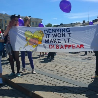 Deltagare i Prideparaden på Senatstorget i Helsingfors