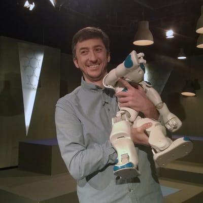 Ivan Puopolo robotin kanssa