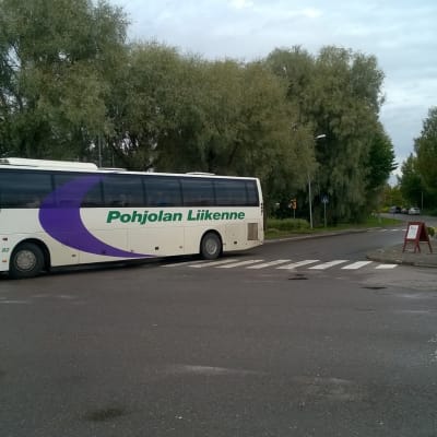 Pohjolan Liikennes buss i Ingå kyrkby