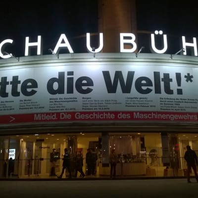 "Rädda världen". Text på fasaden till teatern Schaubühne.
