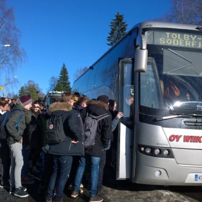 Elever vid Korsholms högstadium stiger på skolskjutsen hem.