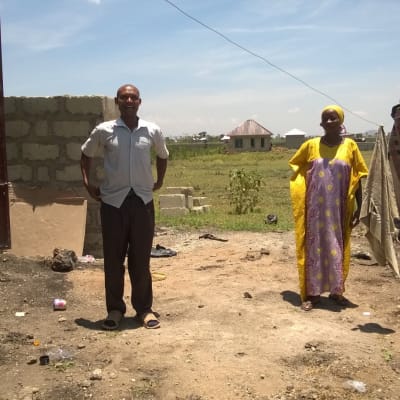 Hassan och hans familj har fått en solpanel installerad på hustaket och har för första gången elektricitet hemma.