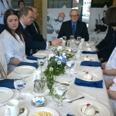 Ahtisaari ja Turun ammatti-instituutin opiskelijat saavat leivoksia.