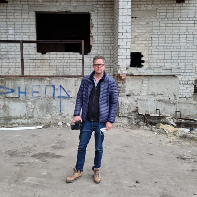 Ylen ulkomaantoimittaja Antti Kuronen Itä-Ukrainassa Avdijivkan kaupungissa. 11.4.2021.