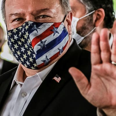 Mike Pompeo fotograferades i munskydd inför en presskonferens i Brasilien i fredags. 