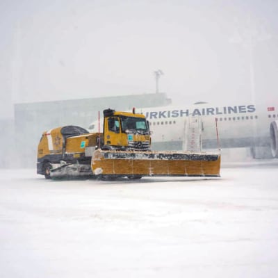 Istanbulin lentokenttä peittyi lumeen maanantaina.