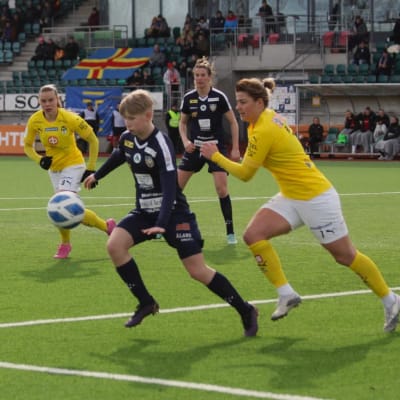 Olivia Ulenius juoksee pallon perässä Åland Unitedin ja KuPSin pelissä.