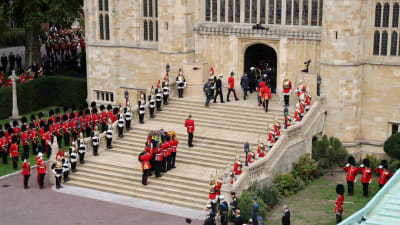 Drottningens kista bärs upp för trapporna till slottet Windsor.