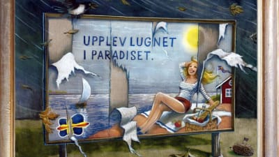 tecknad satir av bildkonstnären Jonas Wilén. En kvinna ligger på stranden, ålands flagga i bilden, på tavlan står det "upplev lugnet i paradiset". 