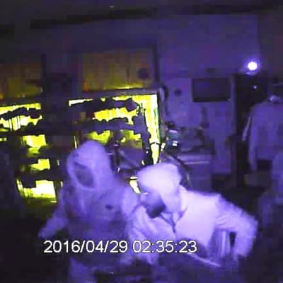 Rånare på bild tagen av övervakningskamera i en pälsaffär i Borgå