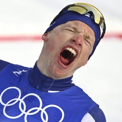 Iivo Niskanen firar efter sitt OS-guld.