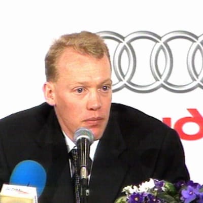 Hiihtäjä Jari Isometsä tiedotustilaisuudessa hiihdon MM-kisoissa 2001