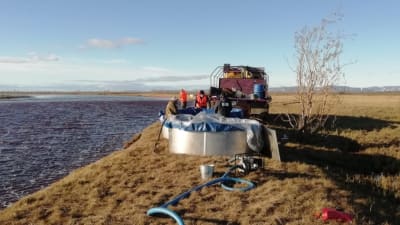 Räddningsarbetare vid floden Ambarnaya utanför Norilsk