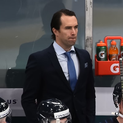 Tuomo Ruutu står i båset och coachar.