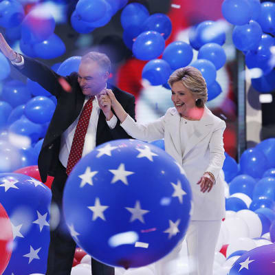 Tim Kaine ja Hillary Clinton Philadelphian puoluekokouksen loppuhuipennuksessa 28. heinäkuuta.