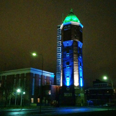 Tietomaan torni on valaistu sinisillä valoilla Valo Oulu tapahtuman yhteydessä 2014.