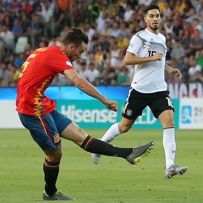 Fabian Ruiz ger Spanien ledningen med 1–0.