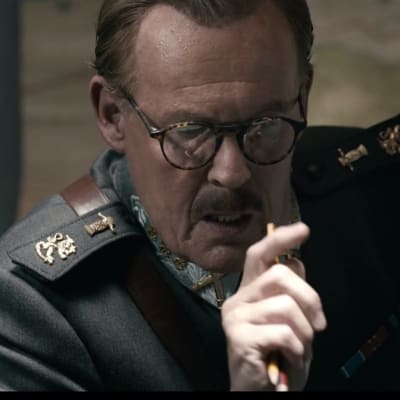 Dick Idman spelar Mannerheim.