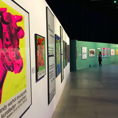Andy Warholin julisteita näyttelyssä