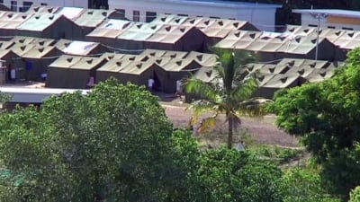 Många flyktingar bor i tältbyar i Nauru