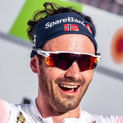 hans Christer Holund firar sitt VM-guld.