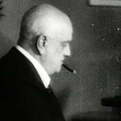Jean Sibelius soittaa flyygeliä Ainolassa (1945).