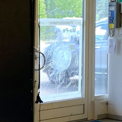 Kuva kuopiolaisen autoliikkeen sisältä. Autoliikkeeseen kohdistui viime viikonloppuna varkaus ja ikkuna on sen jälkeen rikkinäisenä.