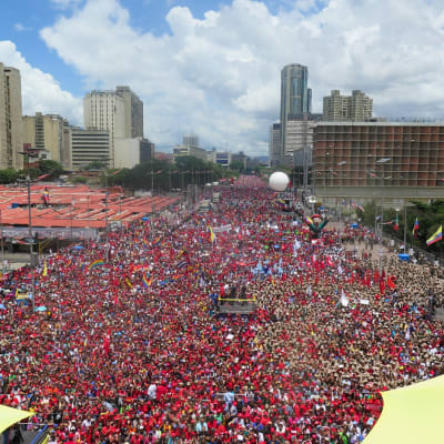  Presidentti Nicolas Maduron kannattajat koolla pääkaupungissa Caracasissa.