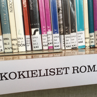 Selkokielisiä romaaneja Seinäjoen kaupunginkirjaston hyllyssä.