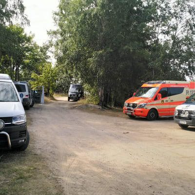 Poliisi etsii kranaatinammuksia Pyynikin rannassa.