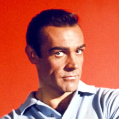 Sean Connery som James Bond håller i en pistol.