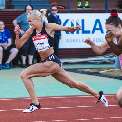 Annimari Korte löper i mål på rekordtiden 12,72 i Joensuu.