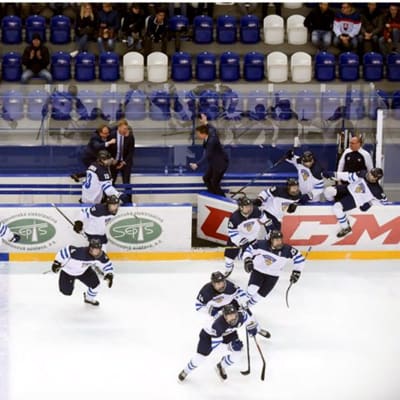 Finländarna firar efter avgörandet i kvartsfinalen mot Slovakien.