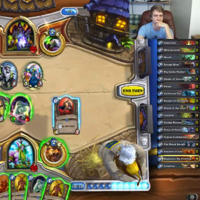 Janne "Savjz" Mikkonen striimaa Hearthstone peliä