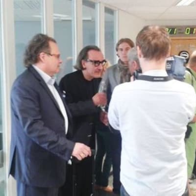 Esa Saarinen blir intervjuad utanför tingssalen inför rättegången mot mannen som knivhögg honom.
