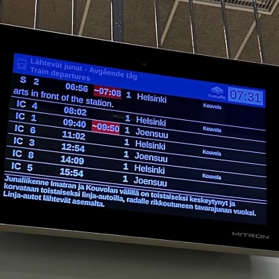 Junaliikenteen muuttuneet aikataulut näytöllä.