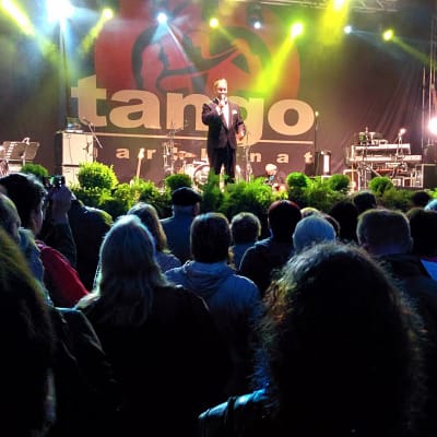 Yleisöä tangolaulukilpailun kuningasfinaalissa Seinäjoen tangomarkkinoilla. Tangokuningas Marco Lundberg esiintyy kruunaamisensa jälkeen.