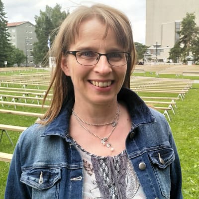Kirkon tiedotuskeskuksen johtaja Hanna Salomäki on körttijuhlilla.