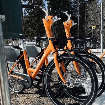Riihimäen uudet kaupunkipyörät parkissa lumisessa maisemassa.