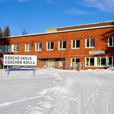 Edsevön koulurakennus Pedersöressä.