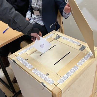 Äänestyslippua laitetaan vaalilippulaatikkoon.