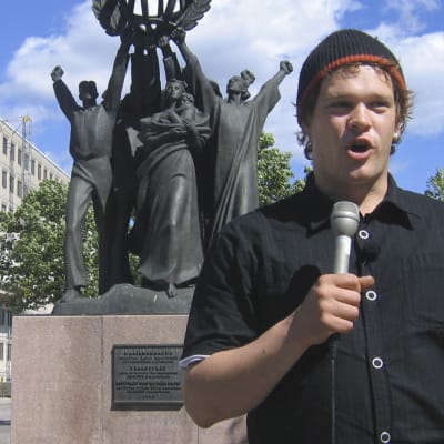 Näyttelijä Ville Haapasalo johdatti vuonna 2007 bussillisen turismin veteraaneja muistoja verestäneelle matkalle entiseen Leningradiin.
