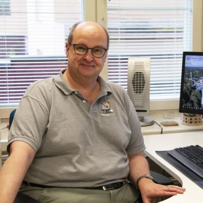 Johtajaylilääkäri Juhani Grönlund työhuoneessaan Kanta-Hämeen keskussairaalassa.
