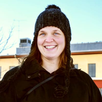 Kimitoöns nya bildningschef Marjaana Hoikkala framför Kimitoöns snötäckta bibliotek.