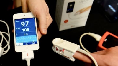Mät pulsen med hjälp av en apparat som kopplas till mobilen.