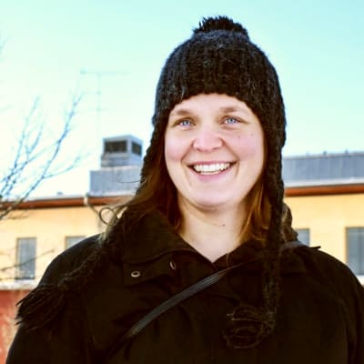 Kimitoöns nya bildningschef Marjaana Hoikkala framför Kimitoöns snötäckta bibliotek.