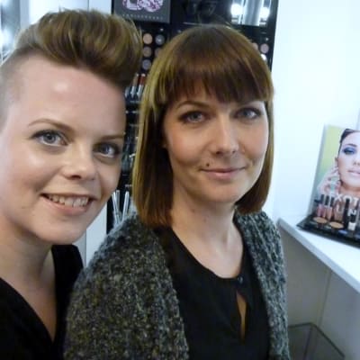 Mikaela Löfroth ja Tiina Lamberg ottivat itsestään selfien.