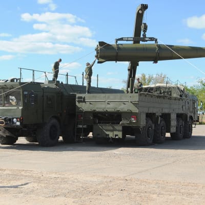 Venäläiset sotilaat lastaavat Iskander-M-ohjusta kuljetusalustalle Astrahanin alueella Etelä-Venäjällä toukokuussa 2015.